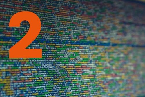 Illustration d’un écran affichant du code informatique multicolore, avec un grand chiffre 2 orange en premier plan