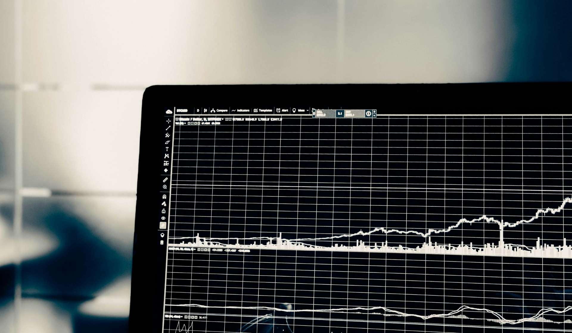 Écran d’ordinateur affichant des graphiques et courbes de données sur fond sombre, représentant une analyse médicale ou statistique dans un environnement professionnel