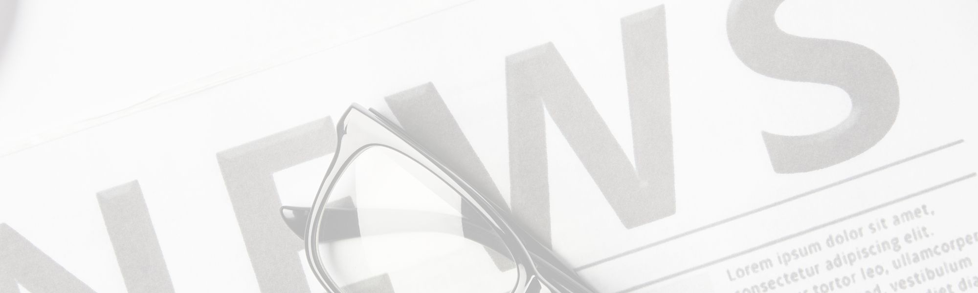 Image d'un journal avec des lunettes posées dessus illustrant la rubrique actualités du site Consore